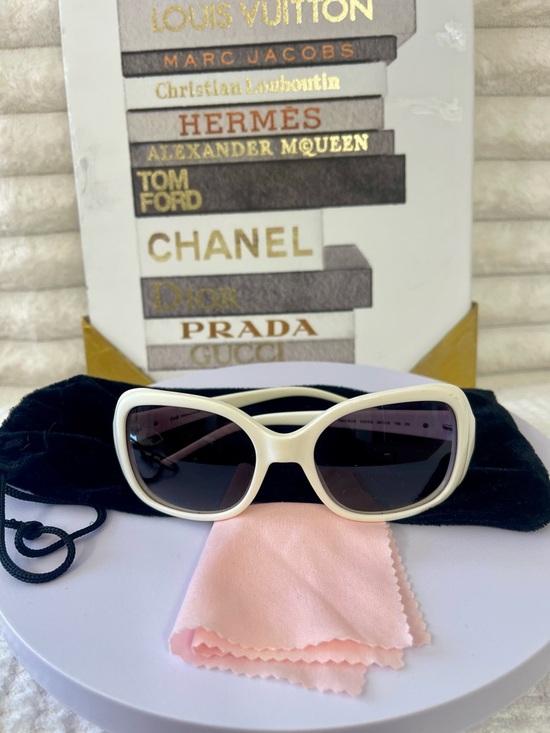 Dolce & Gabbana Accessories - Dolce & Gabbana White Oversized Sunglasses with Unbranded Pouch/Lens Wiper